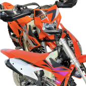 Ohne jetzt alle Neuerungen im Detail anzuführen, sind wir mit den leichtesten und aktuellen KTM EXC 300TBI und 250 -F Modellen gefahren, um den Unterschied zwischen 2 & 4 Taktmodellen zu erfahren, letztens auch um beim Red Bull Erzbergrodeo aus der ersten Reihe zu finishen.